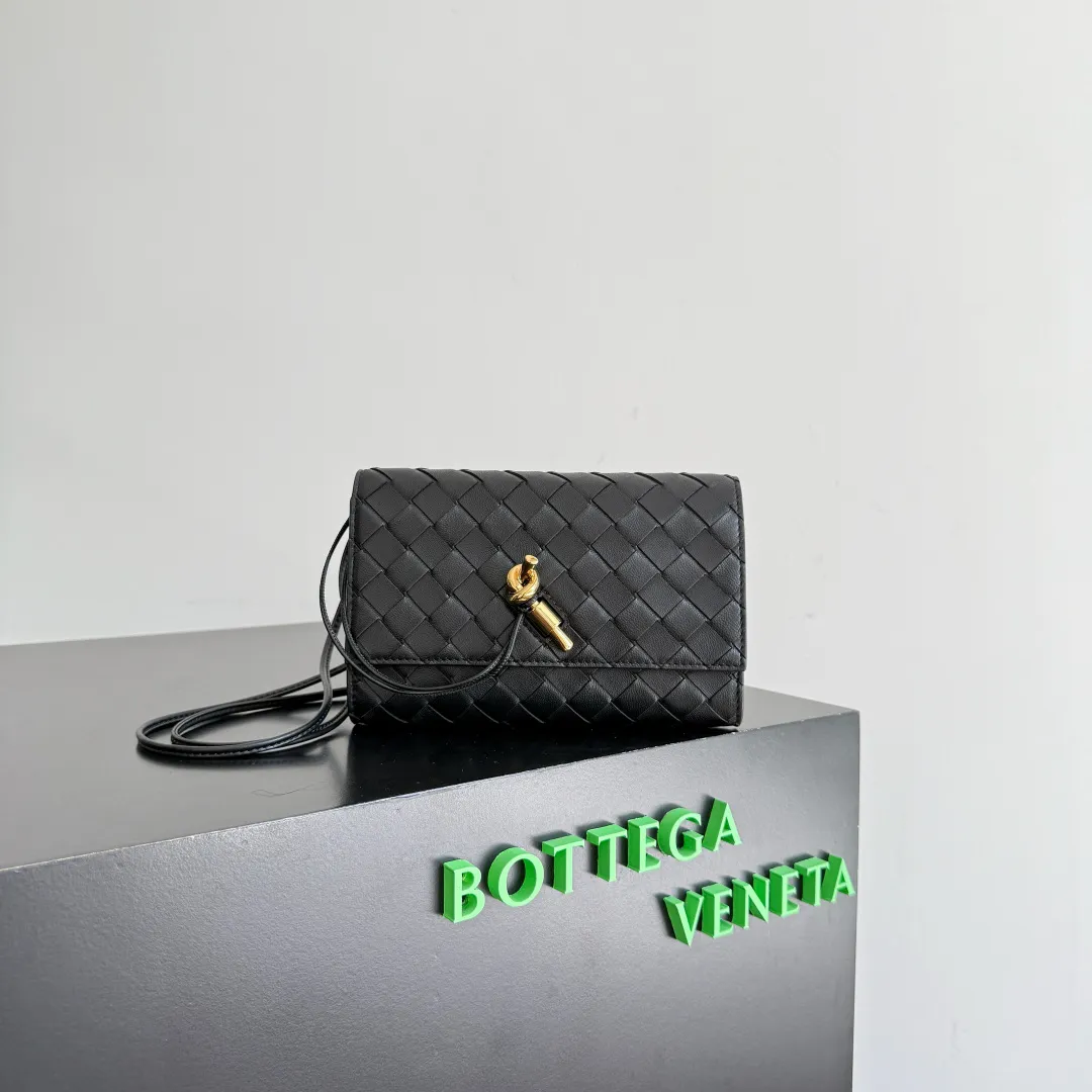 Batch 1560 Bottega Veneta 2025 early autumn series Andiamo handbag, a really good bag, mini crossbody bag, classic woven leather clutch, metallic button and rope closure, simple but not simple, elegant texture, elegant weaving attitude. Style number: 836940 Color: black Size: 19*12.6*2cm